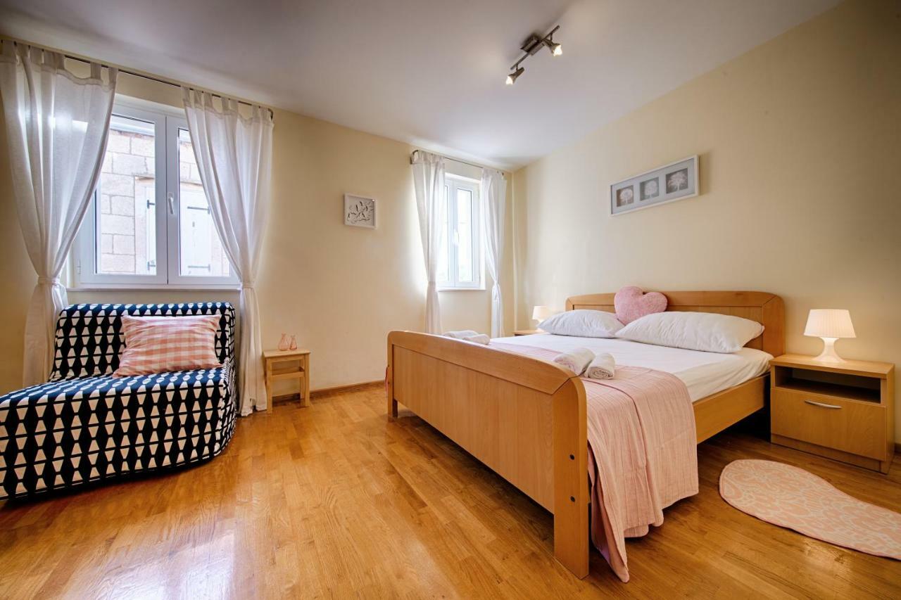 Apartments Marinkovic Komiža Eksteriør bilde